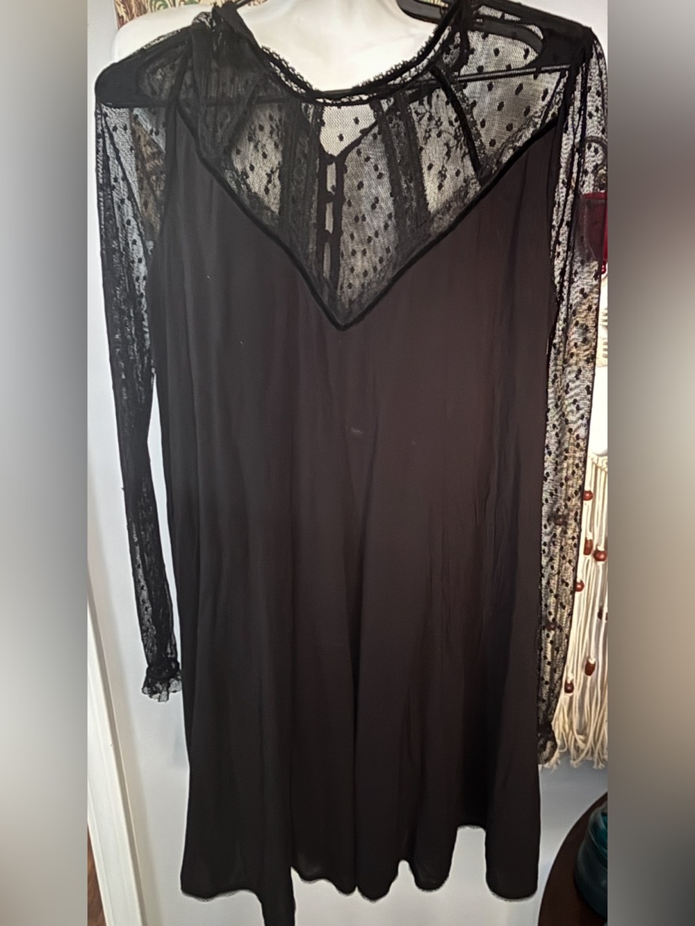 Kimchi Blue Lined dress with lace sleeves and upper neck. No flaws. Size MEDIUM